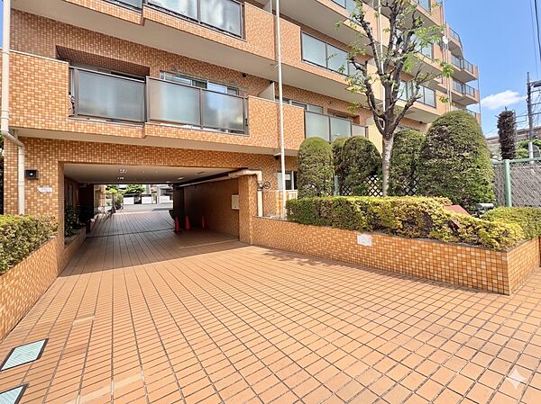 【エントランス】その住居の第一印象となるのがエントランスホールです。訪問されたお客さまをやさしくお迎えします。エントランスホールは、いわば住居の顔です。