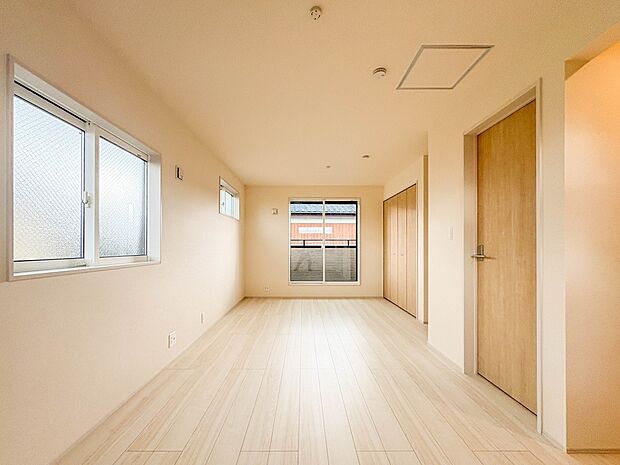 【寝室5.39+5帖】シンプルな内装はおしゃれのポイントです。シンプルは華美より飽きがこないからです。色や模様でおしゃれ感をだす。それがシンプルイズビューティーです。