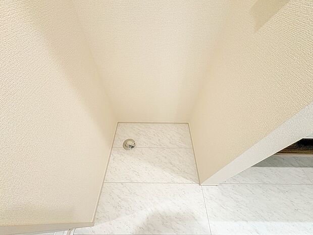 毎日使う洗濯機。しっかりと奥行きのある置き場が確保されています。