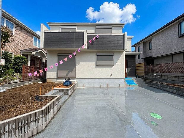 【外観】家族の温かさと陽光の暖かさ、楽しい毎日と明るい未来を予感させる「空間が織り成すひとつ先の住み心地」を演出します。※青空はイメージです。