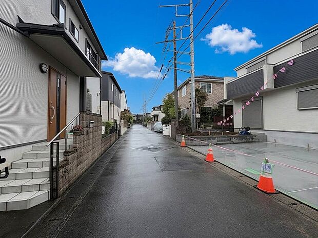 【前面道路】車の通行が少ないので、静かな住環境を維持することができます。