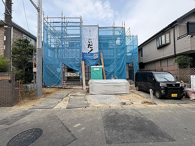 【外観】家族の温かさと陽光の暖かさ、楽しい毎日と明るい未来を予感させる「空間が織り成すひとつ先の住み心地」を演出します。※青空はイメージです。