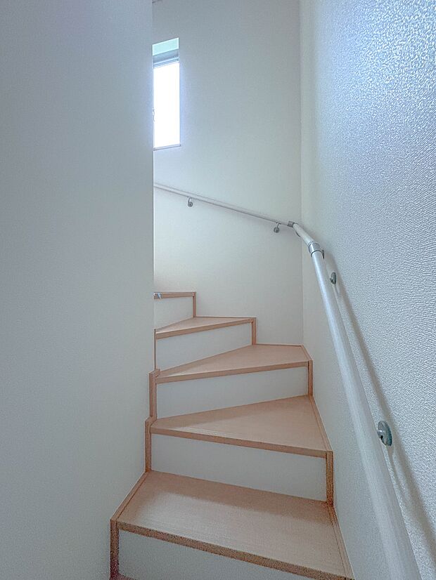 【手すり付階段】手すりがないと階段の昇り降りで危険なことはもちろん、壁に手をつきながら歩くことで壁紙が汚れやすくなります。すべての方に快適に昇り降りしていただくため、手すりを設置しました。