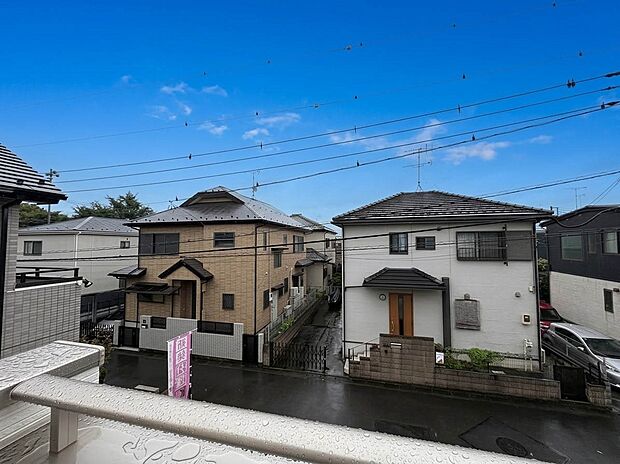 【眺望】その街並みは、さまざまな家の姿が、歩く人々を楽しませている。そう街並みは街の美しい風景なのだ。その風景が目をやさしく和ませてくれている。