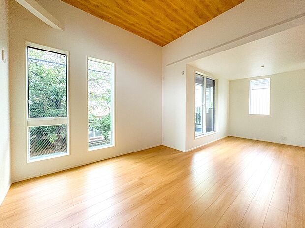 【リビング】うららかな陽射しがどのお部屋にも降り注ぎますように、快適さを追求した間取設計。得難い立地環境での生活を恵みの豊かな永住の地へと変えてくれます。