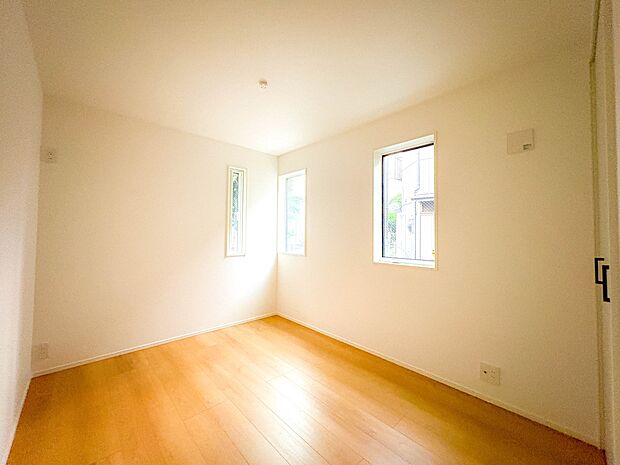 【子供部屋 洋室5.2帖】お子様のお部屋にぴったりなクロークを備えたフローリング仕様の洋室です。