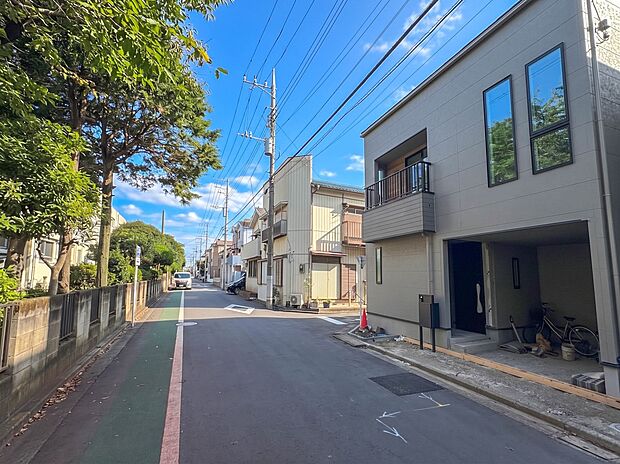 【前面道路】家の前をまっすぐの通りが走っている。クルマは少なく、人々は毎朝、ウォーキング、ジョギング、犬の散歩など、フリーな朝時間を過ごしている。