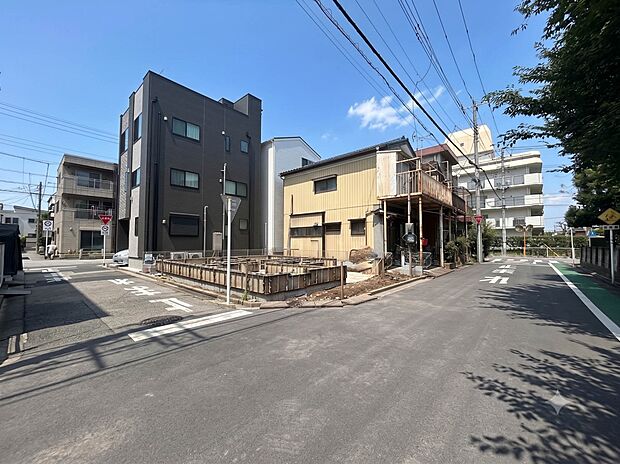 【前面道路】家の前をまっすぐの通りが走っている。クルマは少なく、人々は毎朝、ウォーキング、ジョギング、犬の散歩など、フリーな朝時間を過ごしている。