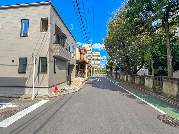 【前面道路】車の通行が少ないので、静かな住環境を維持することができます。