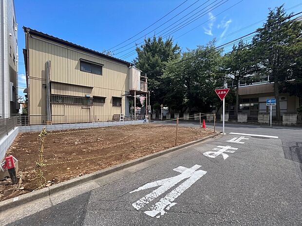 【前面道路】家の前をまっすぐの通りが走っている。クルマは少なく、人々は毎朝、ウォーキング、ジョギング、犬の散歩など、フリーな朝時間を過ごしている。