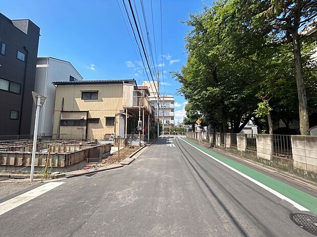 【前面道路】車の通行が少ないので、静かな住環境を維持することができます。