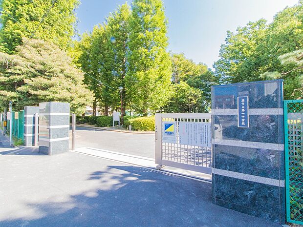 中学校 700m 蕨市立第一中学校(目標をもとう。勉学でもいい、夢でもいい、生き方でもいい。心は目標に向けて速く飛ぶ。十代は壁がない。目の前には未来という青い大空が広がる。私たち教職員も頑張…