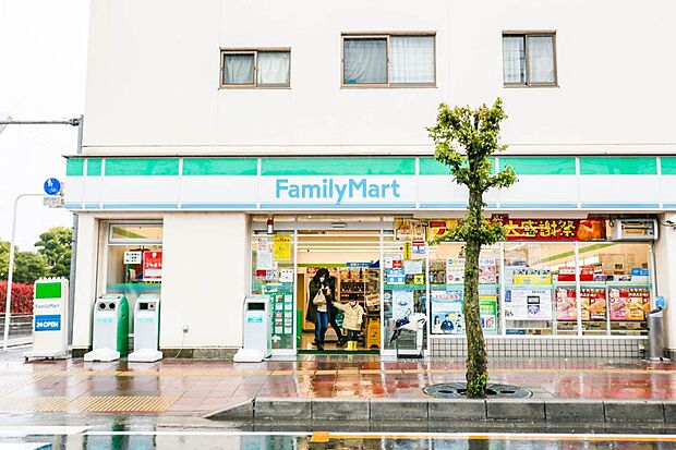 コンビニ 292m ファミリーマート蕨南町一丁目店(ファミリーマートの強さは、少量のお惣菜を売るファミデリカとドラッグストアと組んだコラボ。サラダを中心にしたヘルシー食材が充実のコンビニです…