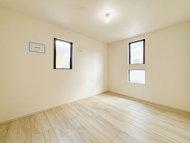 【洋室】お子様のお部屋にぴったりなクロークを備えたフローリング仕様の洋室です。