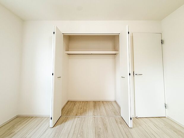 【収納】壁面クローゼットのメリットは、衣類が横一列に並ぶためひと目で洋服が選びやすいこと。衣類をたくさんお持ちの方も、限られたスペース内に無理なく収納することができます。