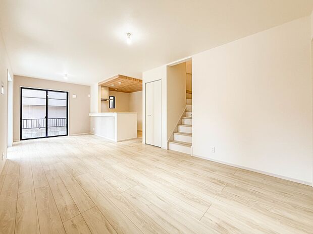 【リビングダイニング】シンプルなデザインの家は風情がある。住む人のこだわりを感じる。外観も内装もいたってシンプル。居心地がよく、家事や趣味、子育てなどにも集中できる。家も人間も熟成するほどシ…