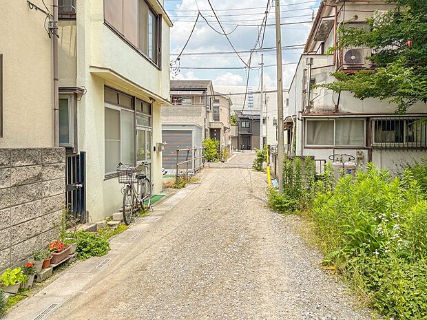 【前面道路】車の通行が少ないので、静かな住環境を維持することができます。