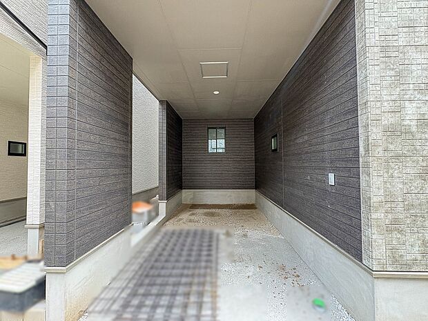 A号棟【駐車場】毎日の生活にマイカーが必須という方は、購入を検討する際、駐車場があることは大事な条件です。毎日の通勤や家族の送迎、買い物やお出かけなどクルマのある暮らしを満喫したい方は要チェ…