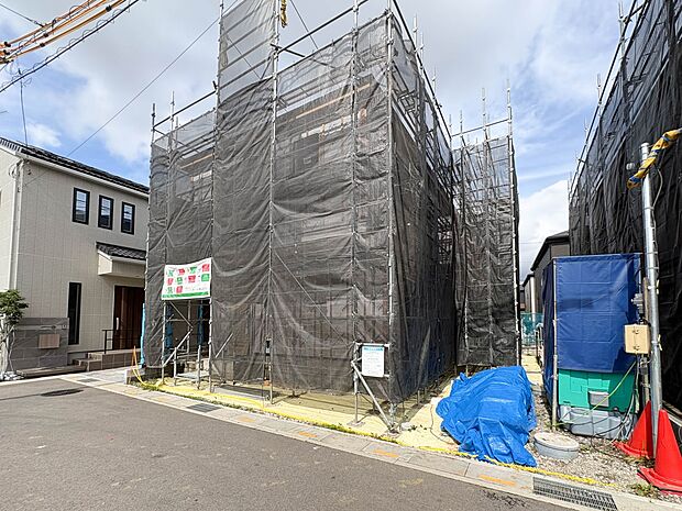 【前面道路】家の前をまっすぐの通りが走っている。クルマは少なく、人々は毎朝、ウォーキング、ジョギング、犬の散歩など、フリーな朝時間を過ごしている。