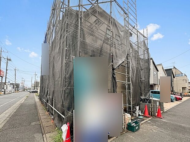 【外観】堂々たる趣ながら、主張し過ぎずどこか余裕を感じさせるシャープなフォルムで佇む邸宅は、晴天の空と照らし合わせる事で、本来あるべき完成形の姿を見せてくれます。