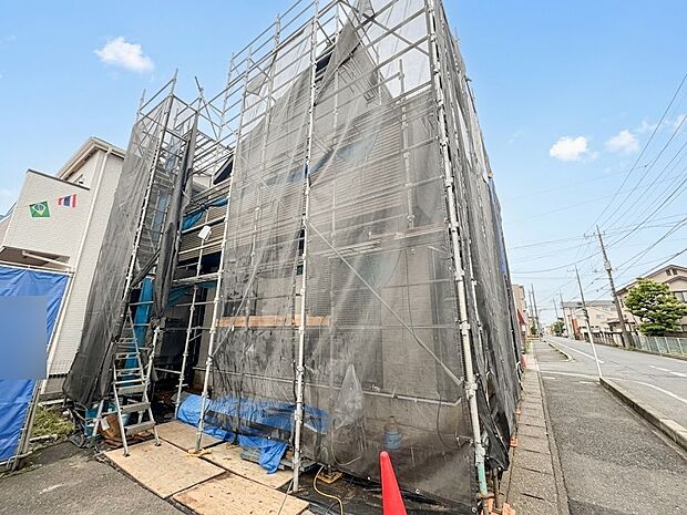 【外観】堂々たる趣ながら、主張し過ぎずどこか余裕を感じさせるシャープなフォルムで佇む邸宅は、晴天の空と照らし合わせる事で、本来あるべき完成形の姿を見せてくれます。