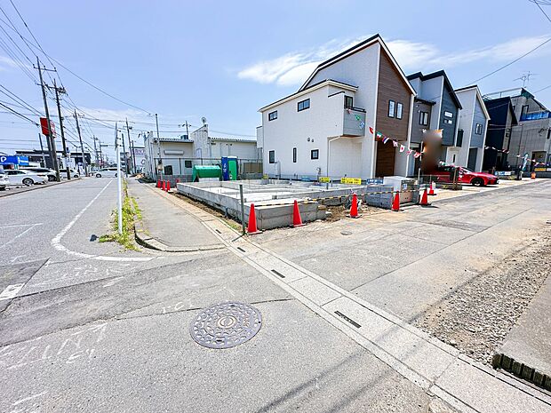 【前面道路】家の前をまっすぐの通りが走っている。クルマは少なく、人々は毎朝、ウォーキング、ジョギング、犬の散歩など、フリーな朝時間を過ごしている。
