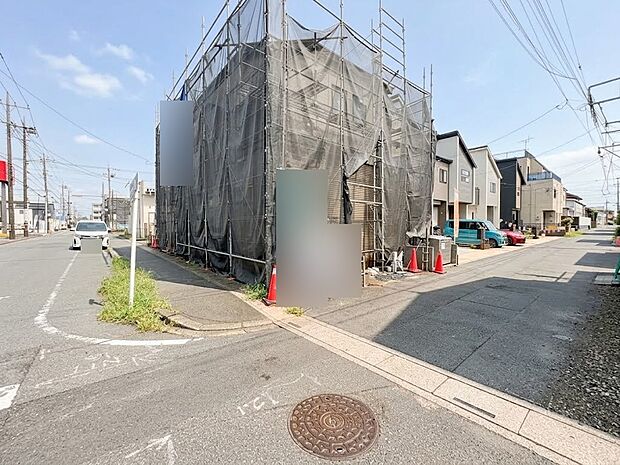 【前面道路】家の前をまっすぐの通りが走っている。クルマは少なく、人々は毎朝、ウォーキング、ジョギング、犬の散歩など、フリーな朝時間を過ごしている。