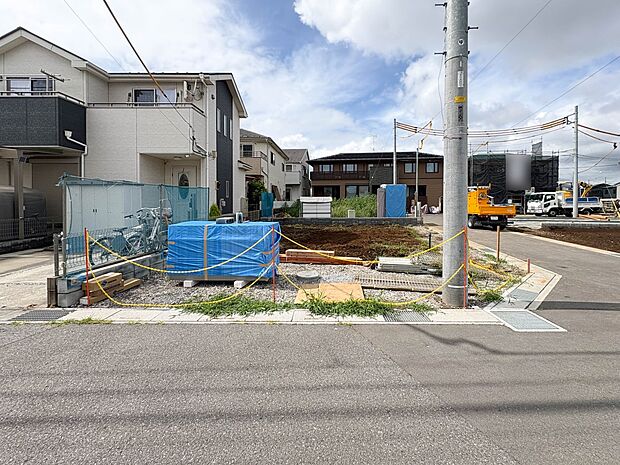 【前面道路】家の前をまっすぐの通りが走っている。クルマは少なく、人々は毎朝、ウォーキング、ジョギング、犬の散歩など、フリーな朝時間を過ごしている。