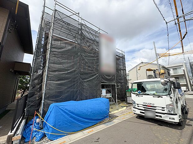 【前面道路】家の前をまっすぐの通りが走っている。クルマは少なく、人々は毎朝、ウォーキング、ジョギング、犬の散歩など、フリーな朝時間を過ごしている。