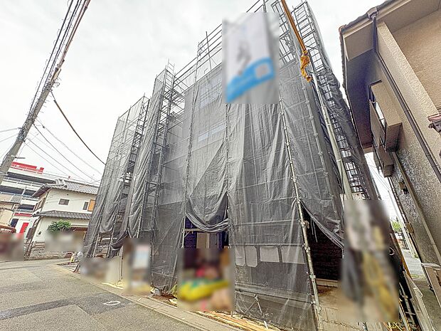【外観】堂々たる趣ながら、主張し過ぎずどこか余裕を感じさせるシャープなフォルムで佇む邸宅は、晴天の空と照らし合わせる事で、本来あるべき完成形の姿を見せてくれます。