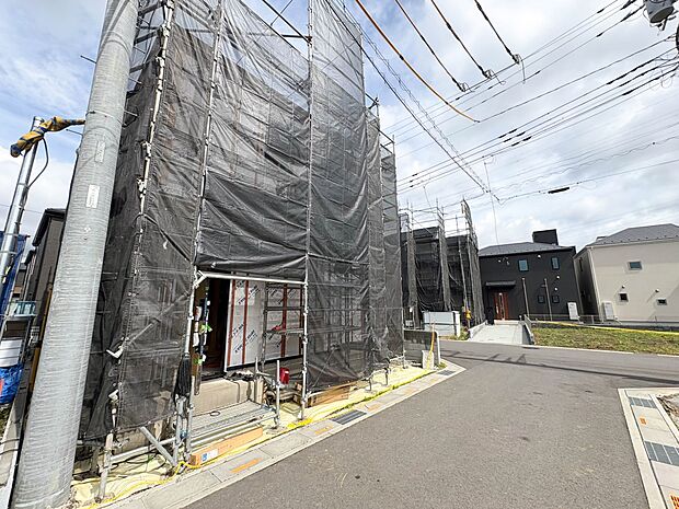 【前面道路】家の前をまっすぐの通りが走っている。クルマは少なく、人々は毎朝、ウォーキング、ジョギング、犬の散歩など、フリーな朝時間を過ごしている。
