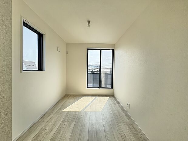 【子供部屋】お子様のお部屋にぴったりなクロークを備えたフローリング仕様の洋室です。