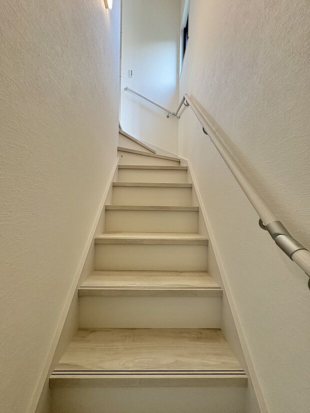 【手すり付階段】手すりがないと階段の昇り降りで危険なことはもちろん、壁に手をつきながら歩くことで壁紙が汚れやすくなります。すべての方に快適に昇り降りしていただくため、手すりを設置しました。