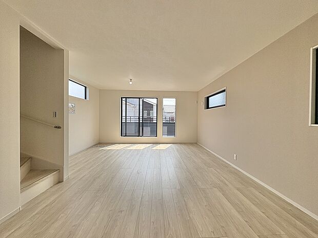 【リビングダイニング】シンプルなデザインの家は風情がある。住む人のこだわりを感じる。外観も内装もいたってシンプル。居心地がよく、家事や趣味、子育てなどにも集中できる。家も人間も熟成するほどシ…
