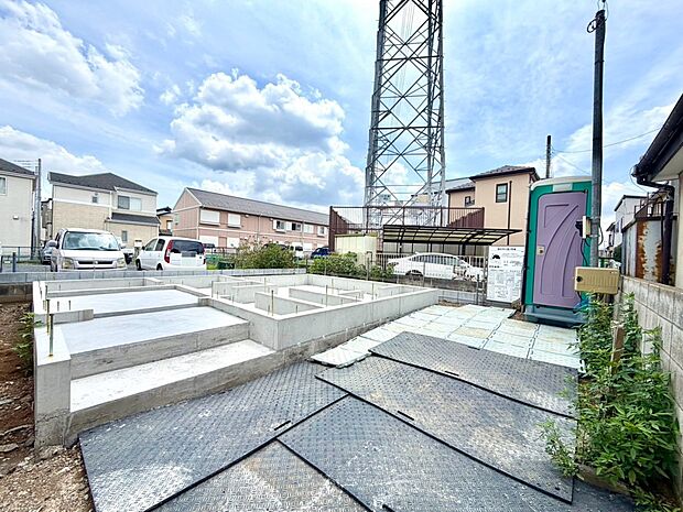 【駐車場】毎日の生活にマイカーが必須という方は、購入を検討する際、駐車場があることは大事な条件です。毎日の通勤や家族の送迎、買い物やお出かけなどクルマのある暮らしを満喫したい方は要チェック。…