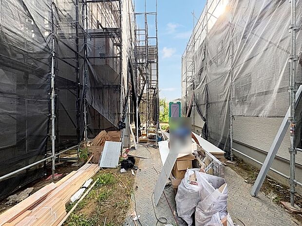 【外観C号棟】家族の温かさと陽光の暖かさ、楽しい毎日と明るい未来を予感させる「空間が織り成すひとつ先の住み心地」を演出します。
