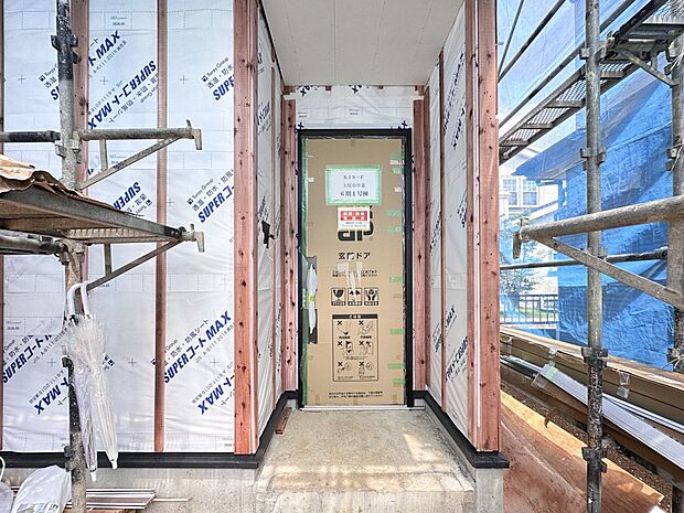 【玄関】家の顔となる玄関は、高いデザイン性が求められます。高級感と断熱性、防犯性に優れた玄関ドアを標準装備。ピッキング対策のセキュリティサムターン等、防犯に考慮しました。