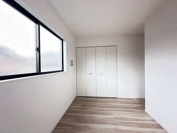 【子供部屋】お子様のお部屋にぴったりなクロークを備えたフローリング仕様の洋室です。