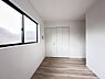 子供部屋：【子供部屋】お子様のお部屋にぴったりなクロークを備えたフローリング仕様の洋室です。