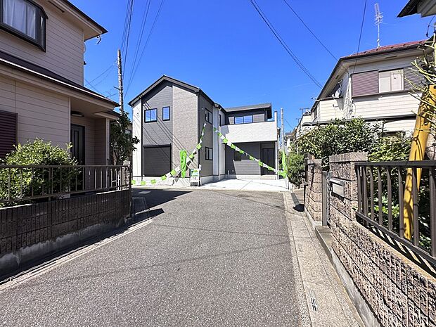 【前面道路】家の前をまっすぐの通りが走っている。クルマは少なく、人々は毎朝、ウォーキング、ジョギング、犬の散歩など、フリーな朝時間を過ごしている。
