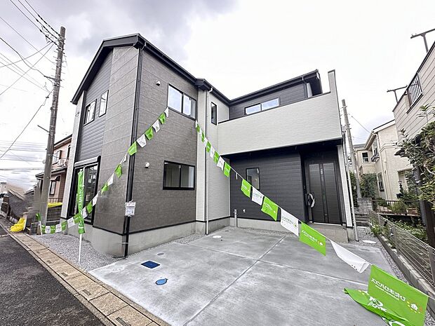 【前面道路】家の前をまっすぐの通りが走っている。クルマは少なく、人々は毎朝、ウォーキング、ジョギング、犬の散歩など、フリーな朝時間を過ごしている。