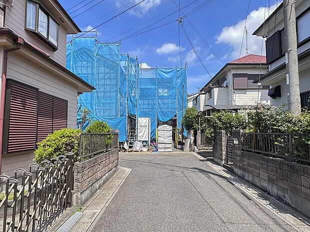 【前面道路】家の前をまっすぐの通りが走っている。クルマは少なく、人々は毎朝、ウォーキング、ジョギング、犬の散歩など、フリーな朝時間を過ごしている。