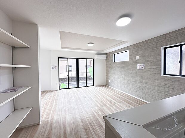 【リビングダイニング】シンプルなデザインの家は風情がある。住む人のこだわりを感じる。外観も内装もいたってシンプル。居心地がよく、家事や趣味、子育てなどにも集中できる。家も人間も熟成するほどシ…