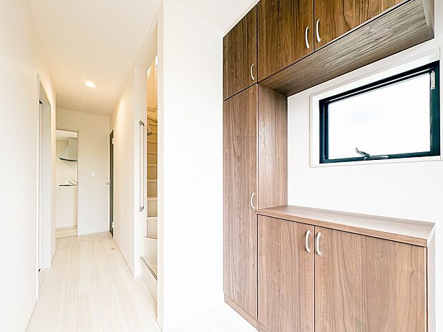 【玄関】上質感漂うアプローチ。居住者の帰り、訪れる方を優しく迎える。
