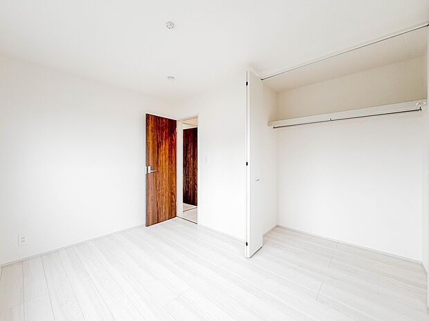 【洋室】お子様のお部屋にぴったりなクロークを備えたフローリング仕様の洋室です。