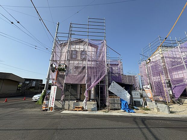 【前面道路】家の前をまっすぐの通りが走っている。クルマは少なく、人々は毎朝、ウォーキング、ジョギング、犬の散歩など、フリーな朝時間を過ごしている。