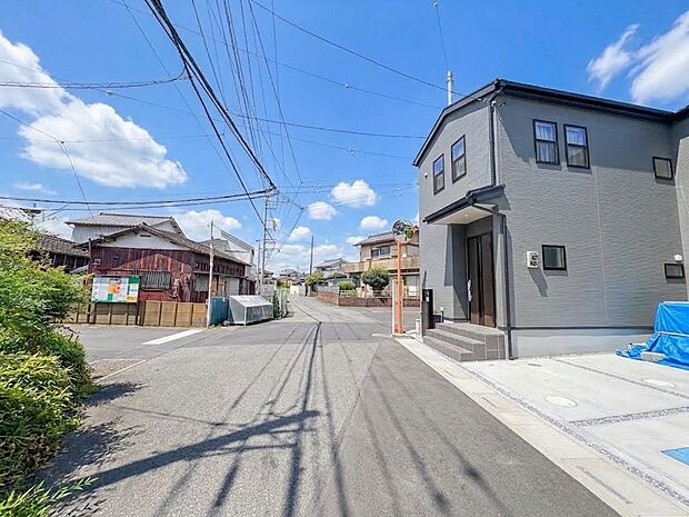 【前面道路】家の前をまっすぐの通りが走っている。クルマは少なく、人々は毎朝、ウォーキング、ジョギング、犬の散歩など、フリーな朝時間を過ごしている。