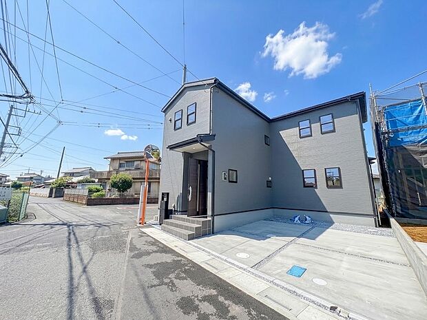 【外観】家族の温かさと陽光の暖かさ、楽しい毎日と明るい未来を予感させる「空間が織り成すひとつ先の住み心地」を演出します。