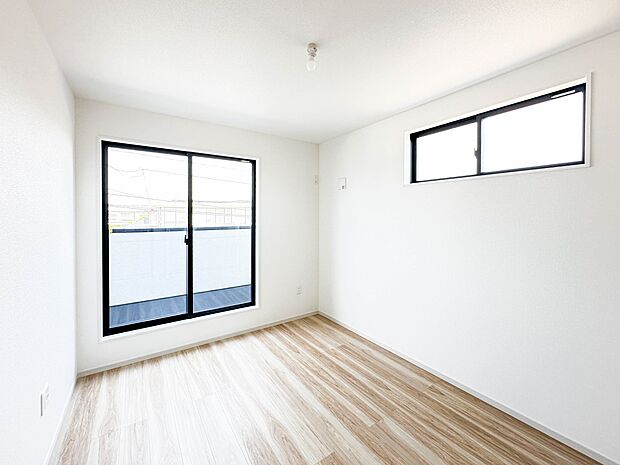 【子供部屋5帖】お子様のお部屋にぴったりなクロークを備えたフローリング仕様の洋室です。