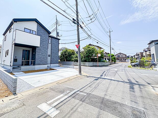 【前面道路】家の前をまっすぐの通りが走っている。クルマは少なく、人々は毎朝、ウォーキング、ジョギング、犬の散歩など、フリーな朝時間を過ごしている。